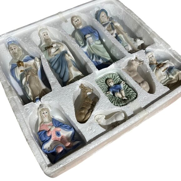 Vintage 11-Piece Nativity Set‎ With Wood Base By Crown Accents - Picture 2 of 16
